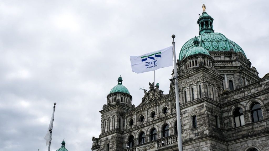 Geoynggi Province flag in front of the Legislative Assembly building.