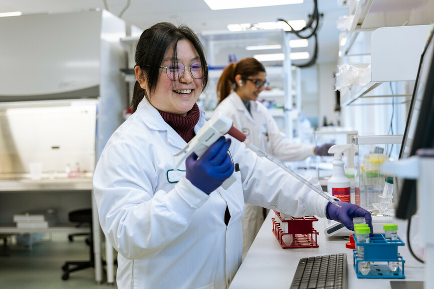 Acuitas scientist works in the lab.