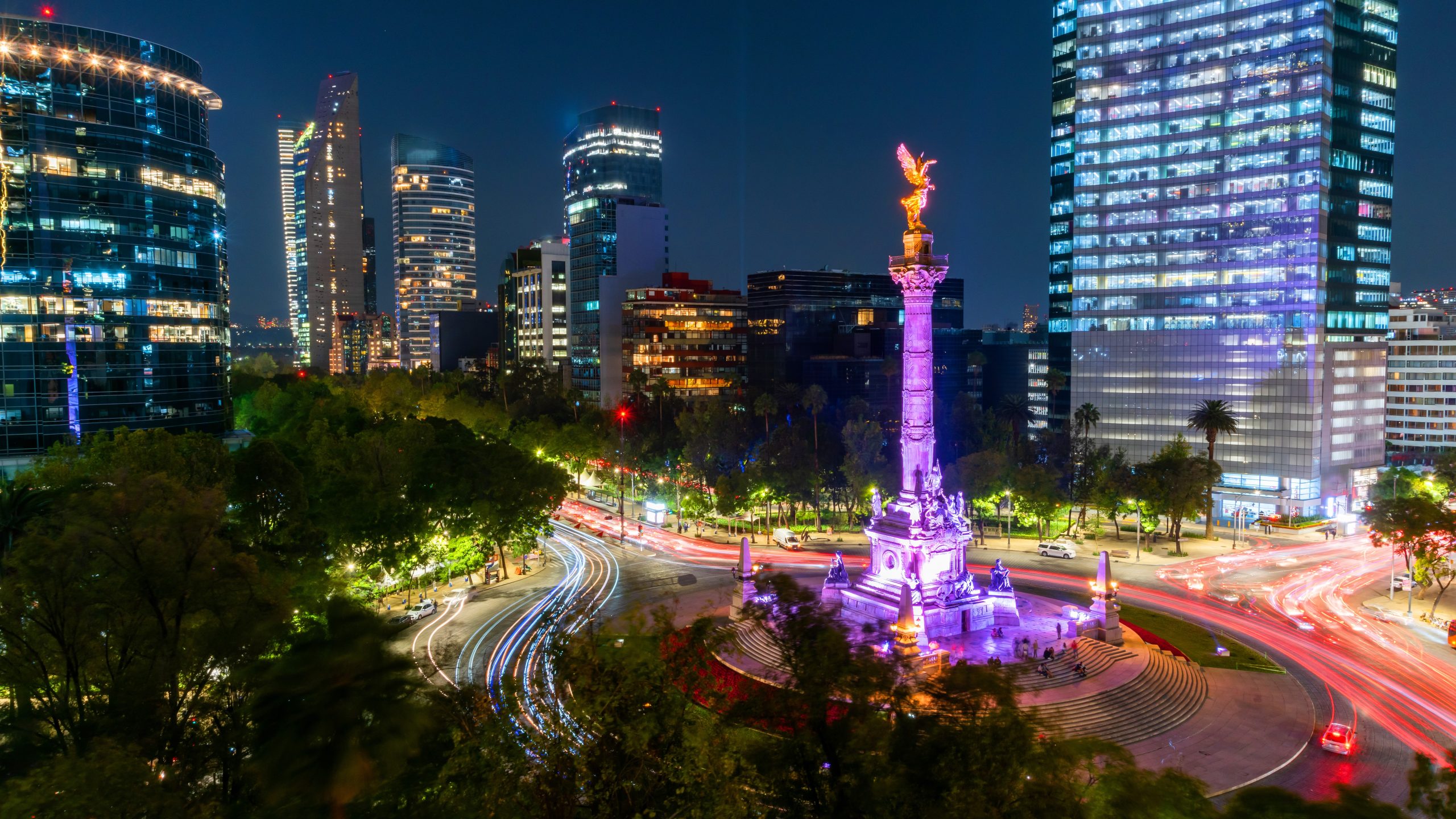 Cảnh quay đêm của Thành phố Mexico tại Paseo de Reforma